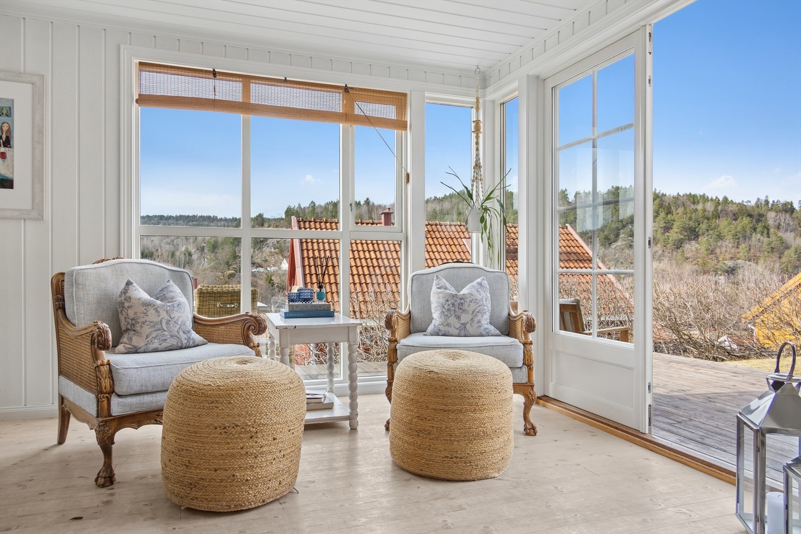 De store vindusflatene slipper inn rikelig med naturlig lys, noe som skaper en varm og innbydende følelse. Godt med sol, og ikke minst kveldssol. Galleribilde