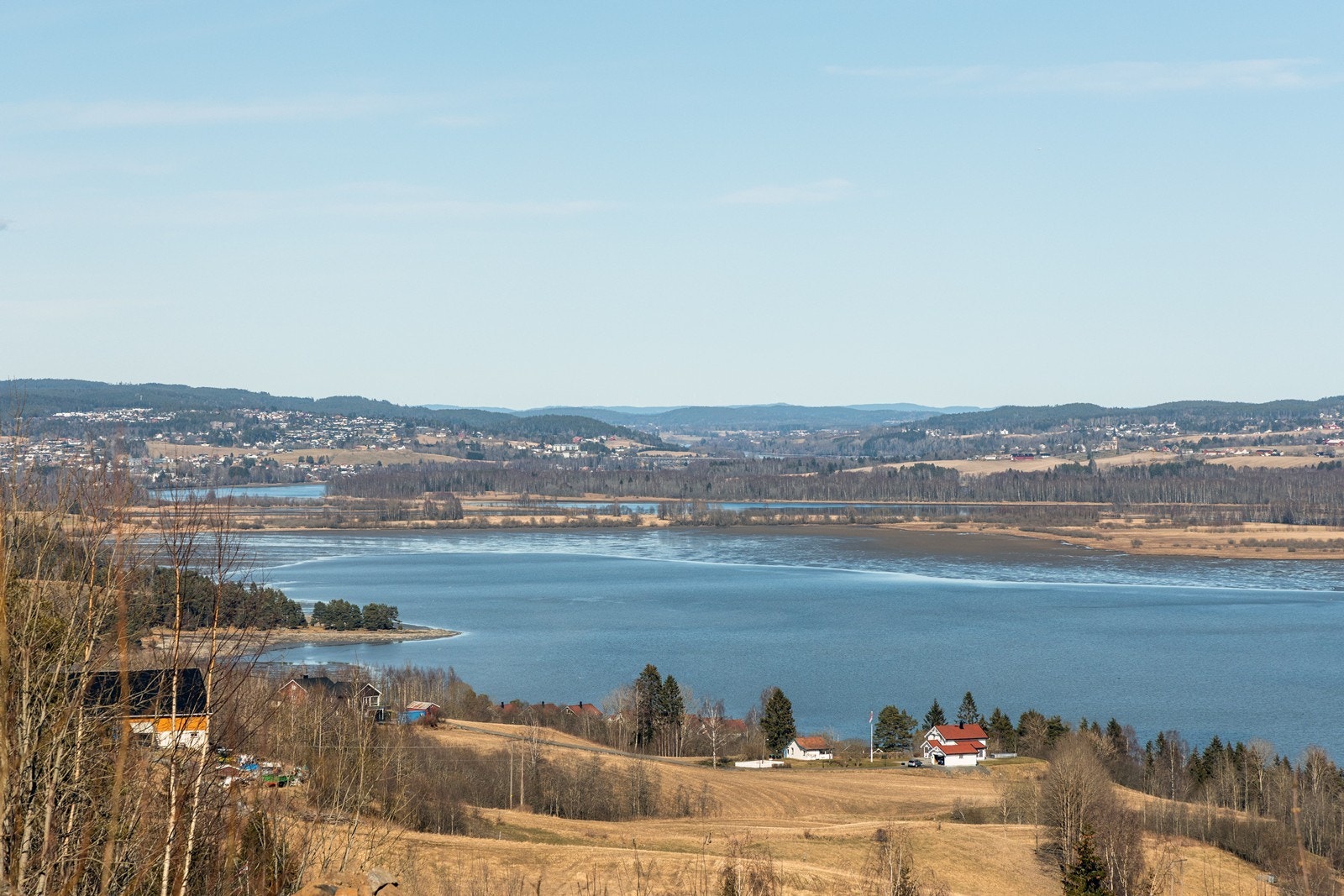Med bil tar det ca. 12 minutter til Flateby, 17 minutter til Lillestrøm sentrum, 37 minutter til Oslo S og ca. 42 minutter til Oslo lufthavn Gardermoen. Galleribilde