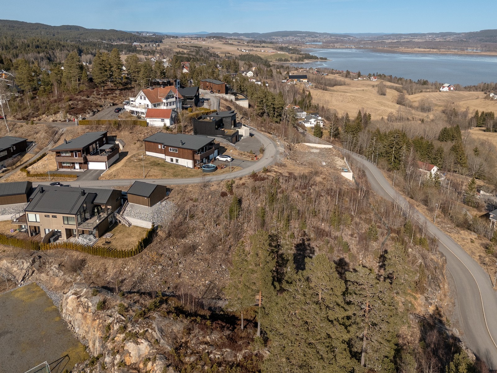 Tomten er regulert til frittliggende småhusbebyggelse, med 25 % BYA for enebolig og 28 % BYA for enebolig med hybelleilighet. Galleribilde