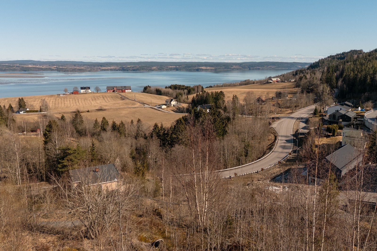 Offentlig transport er lett tilgjengelig med kun 8-9 minutters gange til nærmeste bussholdeplasser, Bye og Fjellstadfeltet. Her går det busser til både Lillestrøm, Oslo og Enebakk gjennom hele dagen. Galleribilde