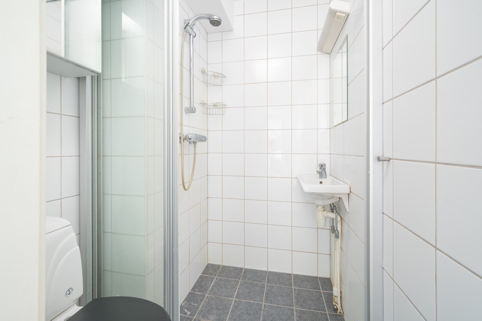 Helfliset bad med varmekabler, wc og dusj Galleribilde
