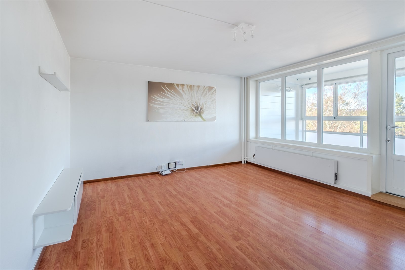 Stue med store vinduer og utgang til balkong Galleribilde