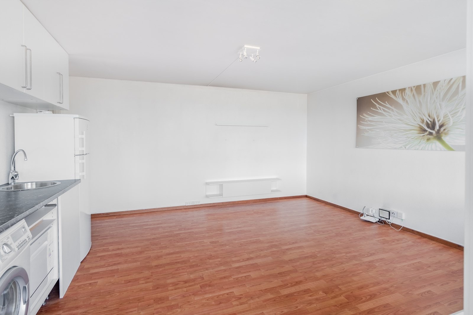Laminatgulv og lysmalte flater Galleribilde
