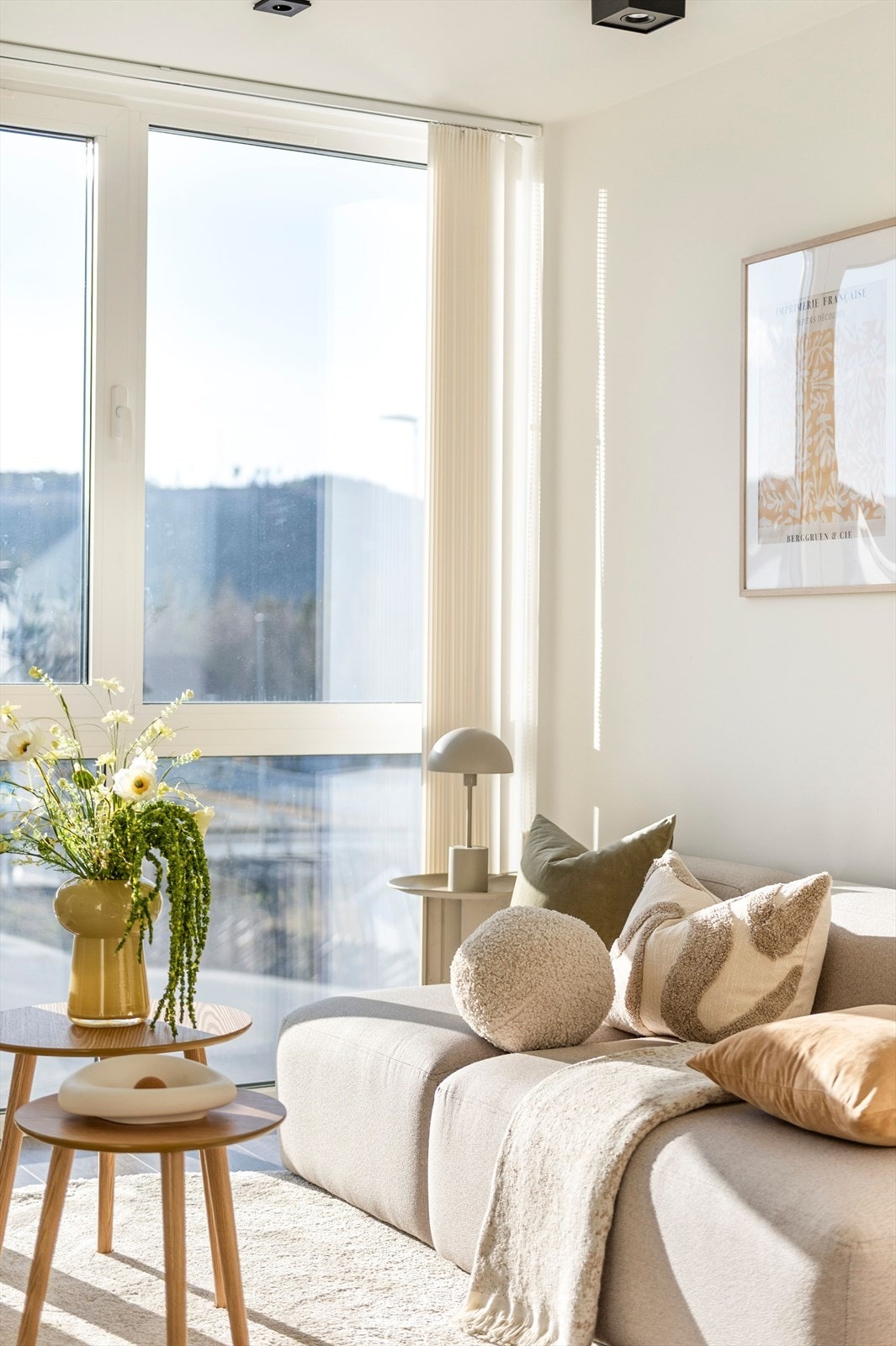 De store vinduene gir godt med innlys og har flott utsikt til nærliggende områrder Galleribilde