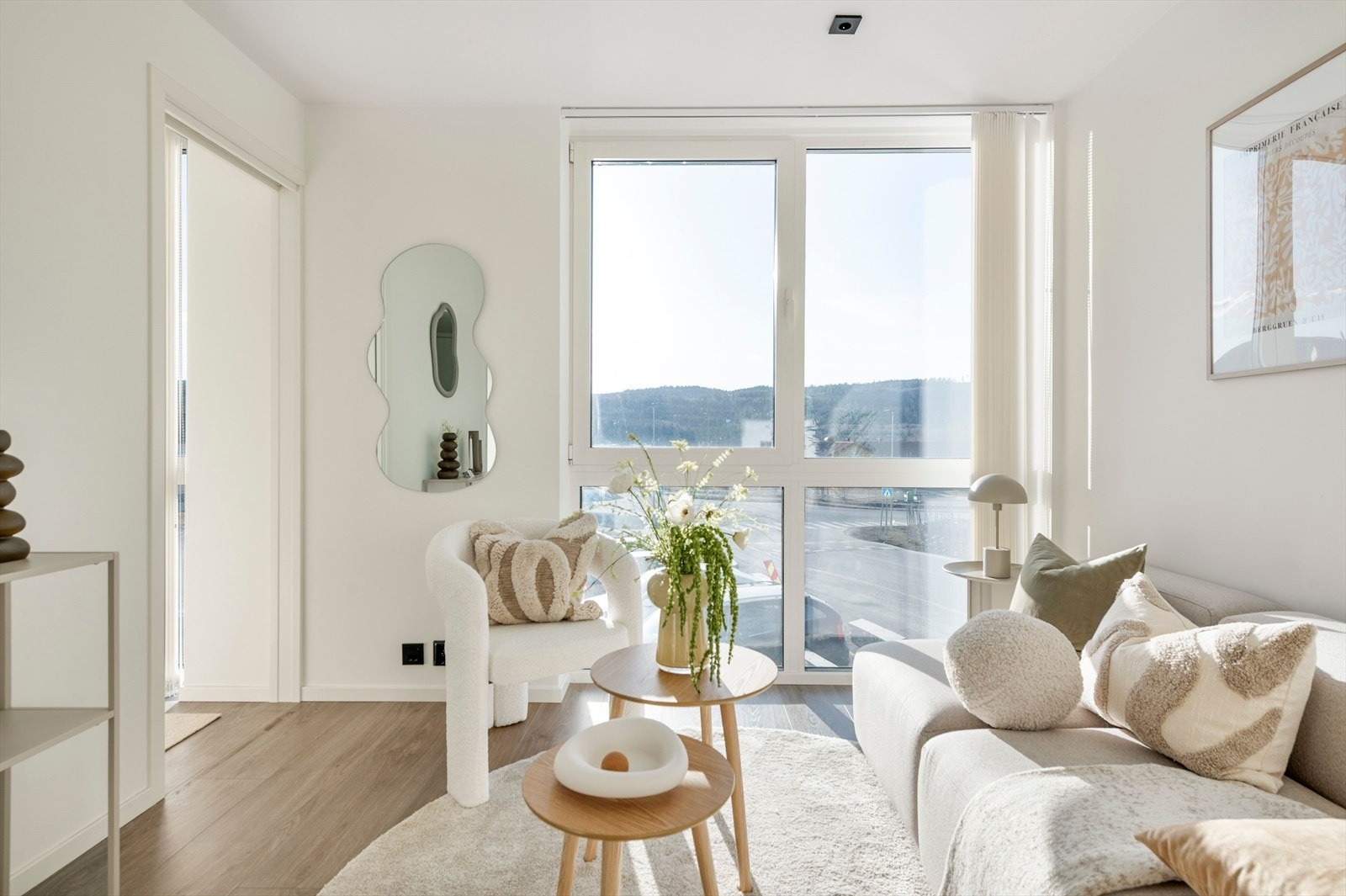 Fra stuen er det adkomst til soverom via skyvedører Galleribilde