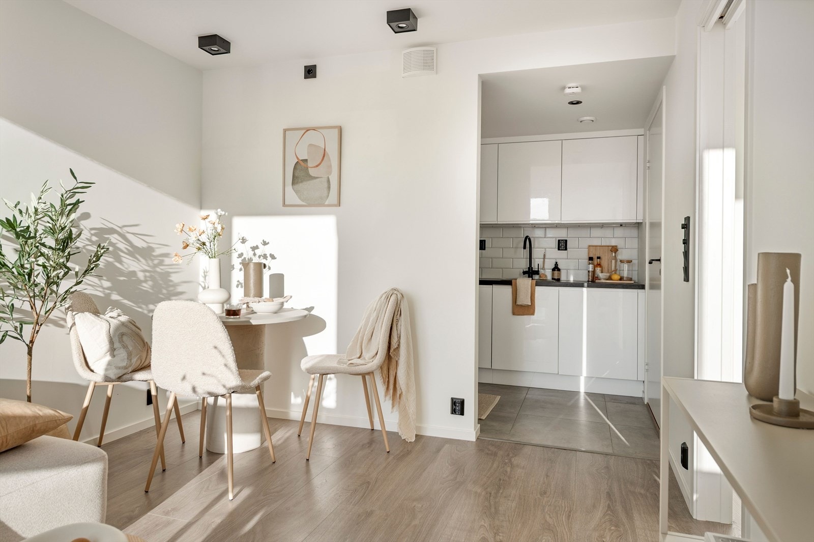 I stuen er det plass til liten spisegruppe i tillegg til sofa om ønskelig. Galleribilde