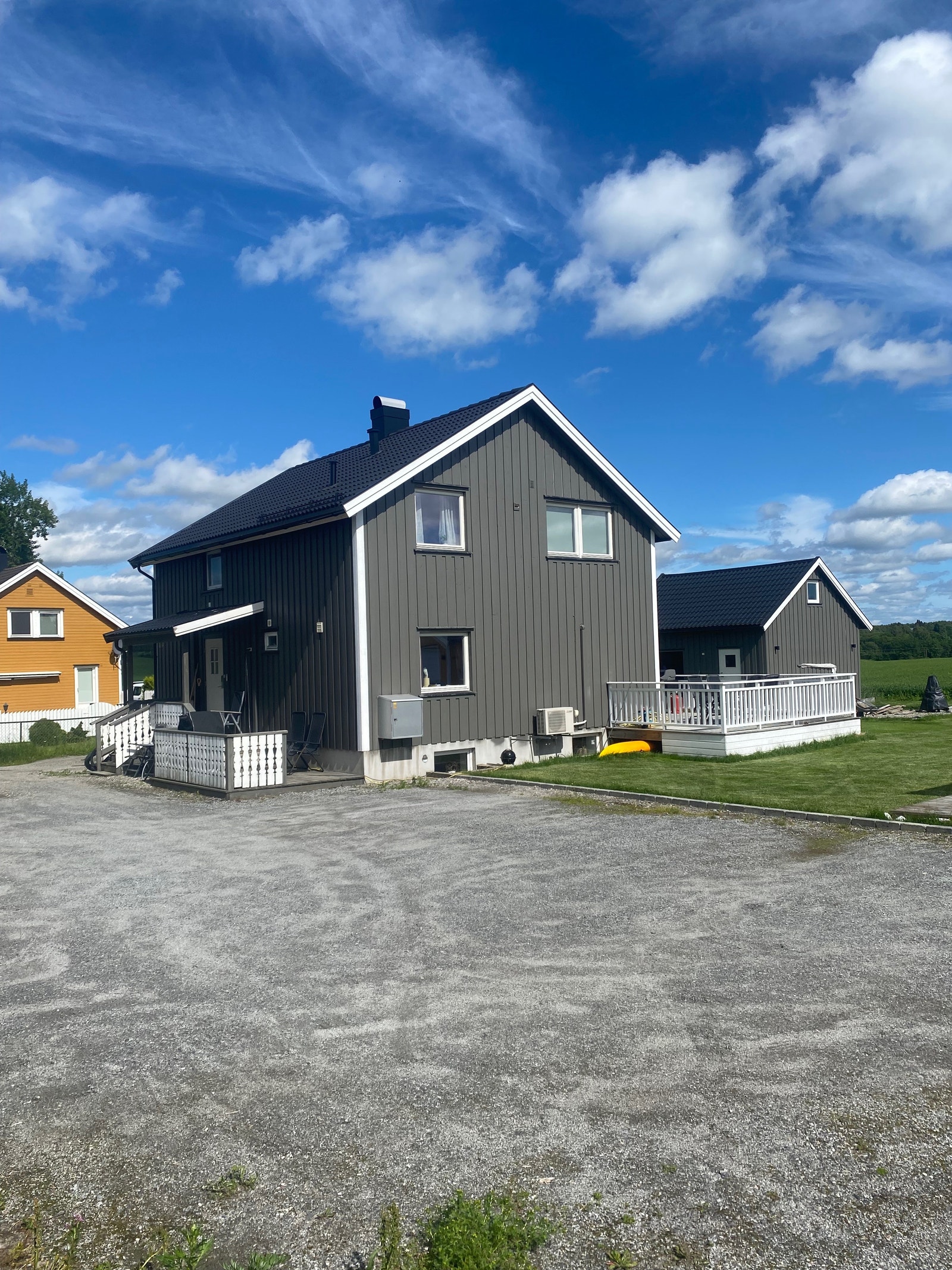 Biloppstillingsplass 1.stk. Leiligheten er i 1.etg i huset Galleribilde