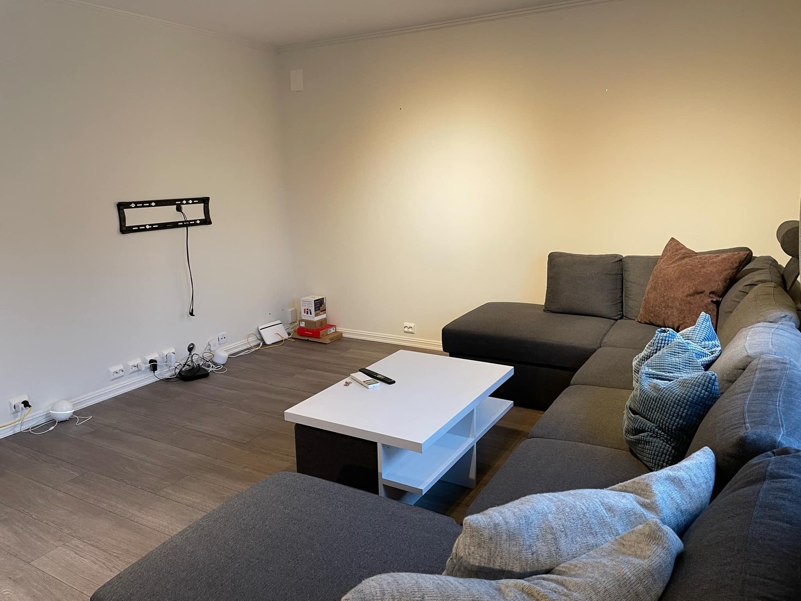 Tv stue. Skjult opplegg for kabler til tv. (Rør i veggen bak veggfeste) Galleribilde