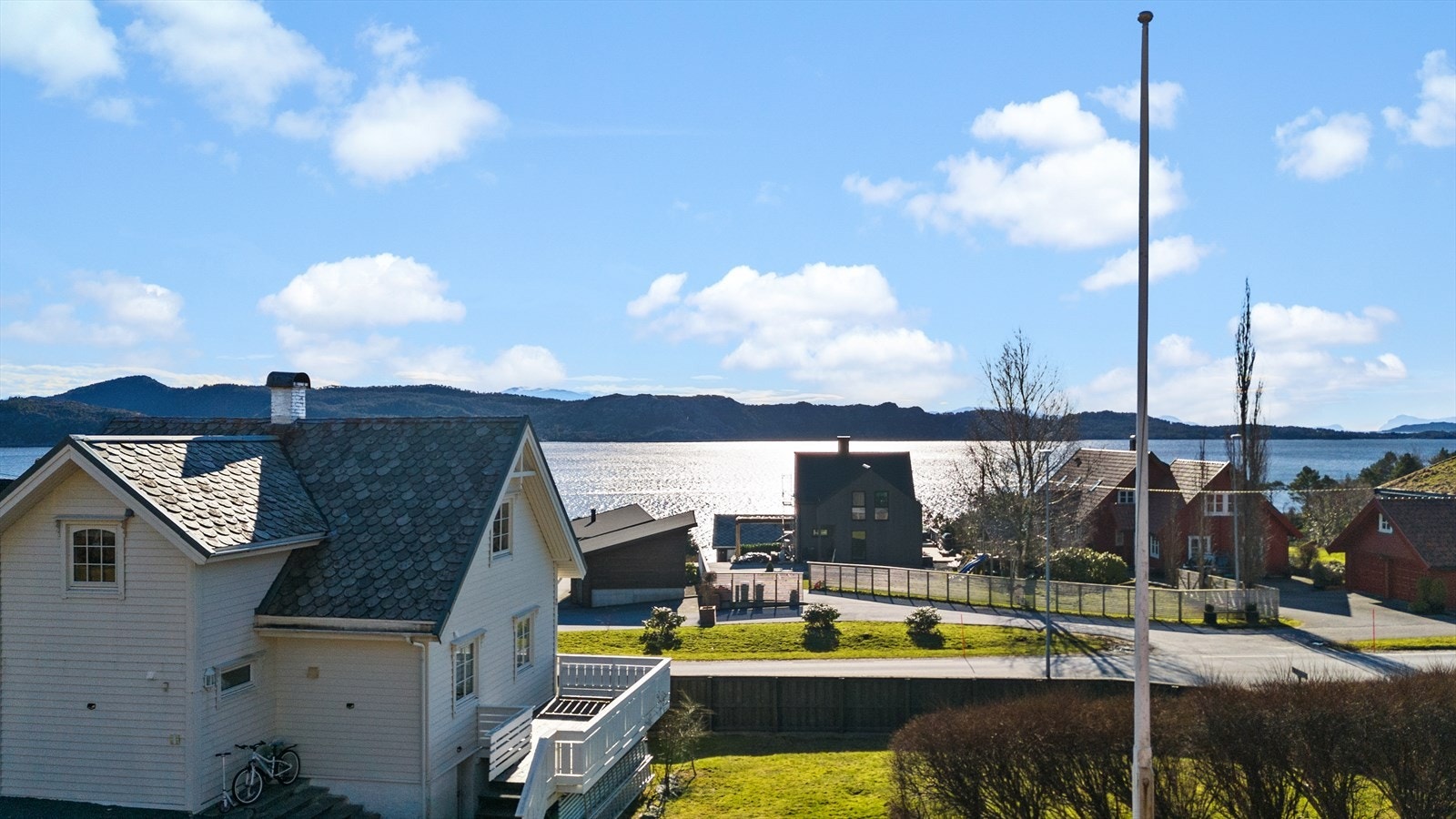 - Eiendommen ligger flott til med gode sol og utsiktsforhold - Galleribilde