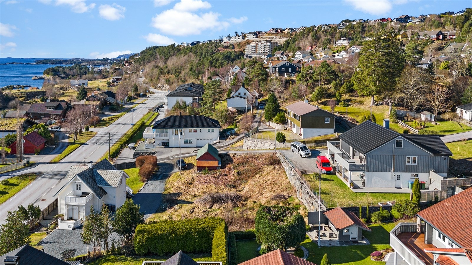 - Kort vei til sjø og badeplassen på Prata. Florø sentrum ligger ca. 3,5 kilometer unna, og uten de store bakketoppene å bekymre seg for, er sykkel et enkelt fremkomstmiddel. Eventuelt buss, hvor nærmeste busstopp befinner seg ca 50 m fra tomten - Galleribilde