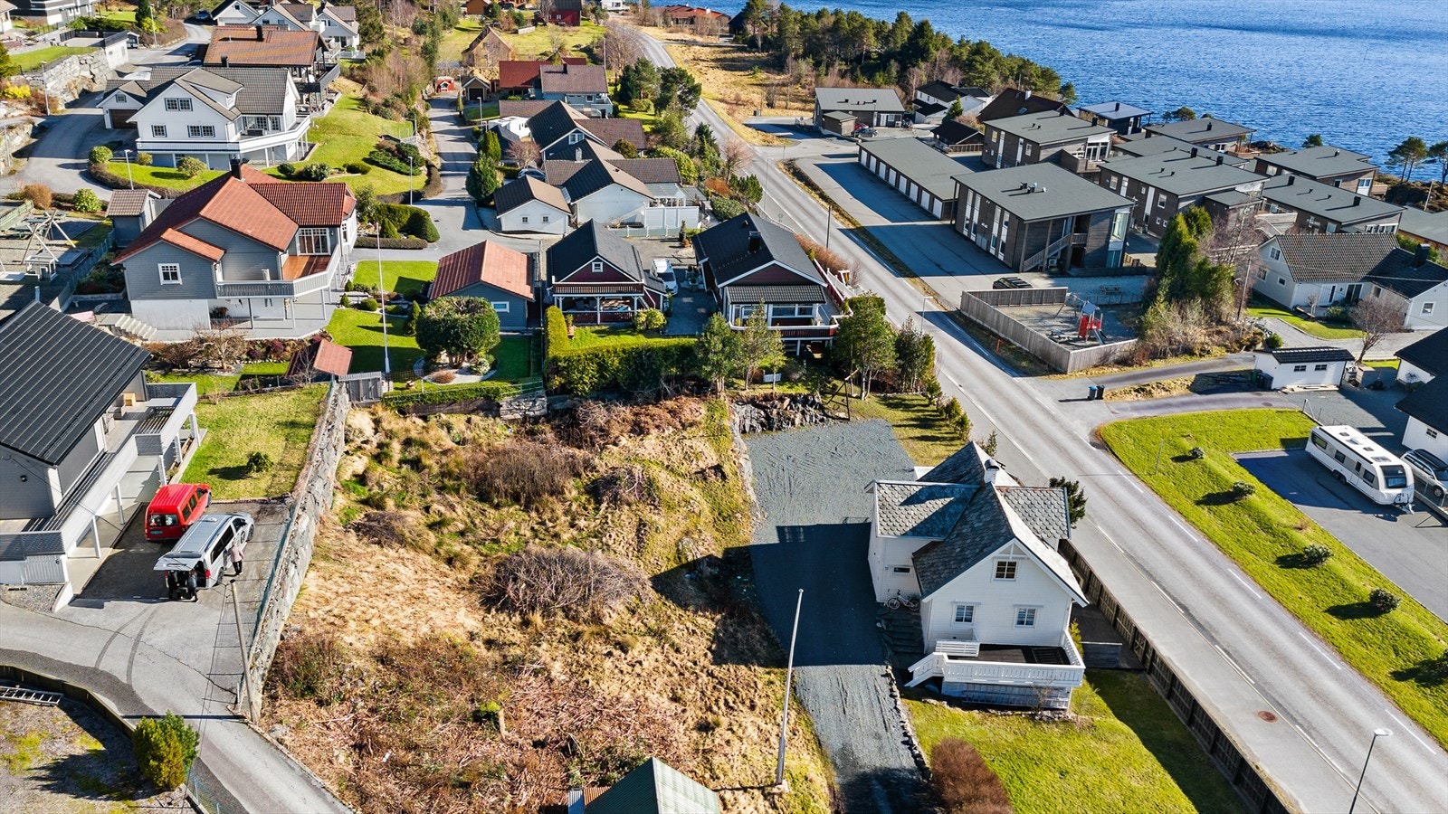- Tomtens utnyttelsesgrad er 35% (BYA) - Galleribilde