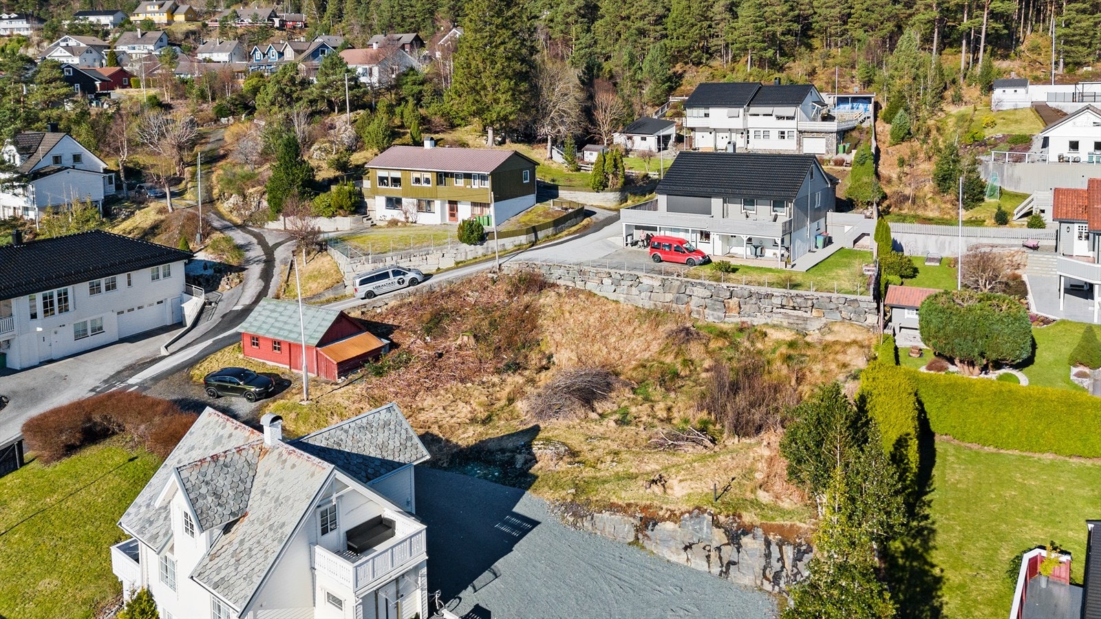 - Det står oppført en eldre garasje på 46m2 på tomten i dag. Ellers relativt flat tomt med enkel tilkomst - Galleribilde