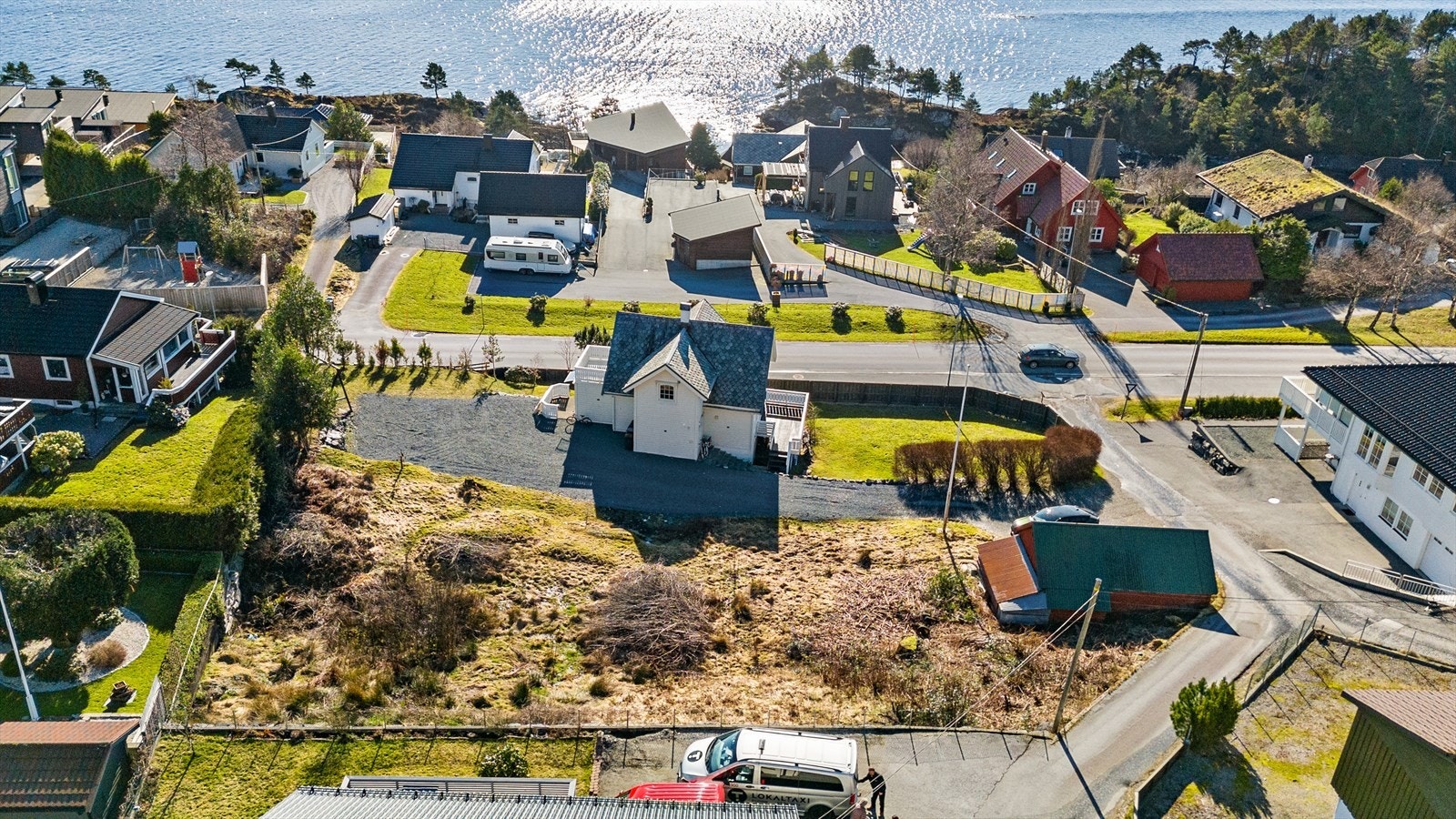 - Tomten er relativt flat og består av gress/myr.
Forstøtningsmur av store steinblokker mot nabo i nord - Galleribilde