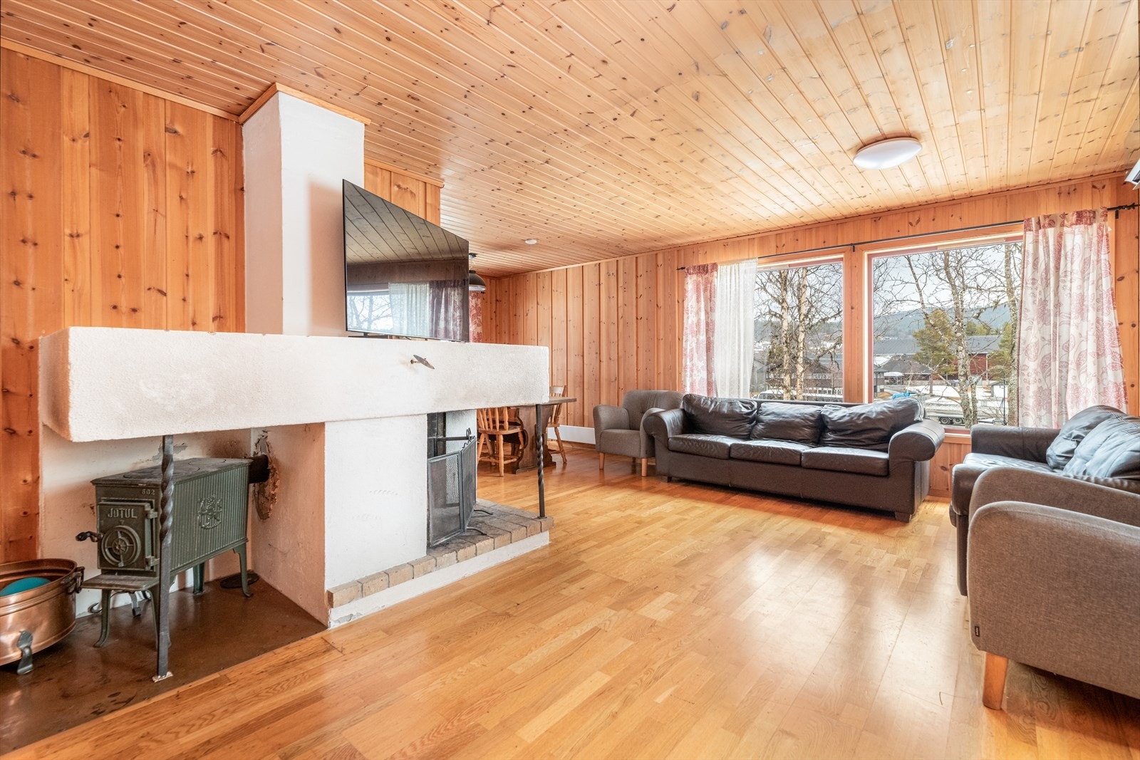 Boligen fremstår som en hyggelig enebolig opprinnelig fra 1975, men bygget opp igjen i 2003 etter brann. Boligen har alt på en flate og god planløsning. Deler av boligen har behov for oppgradering. Galleribilde