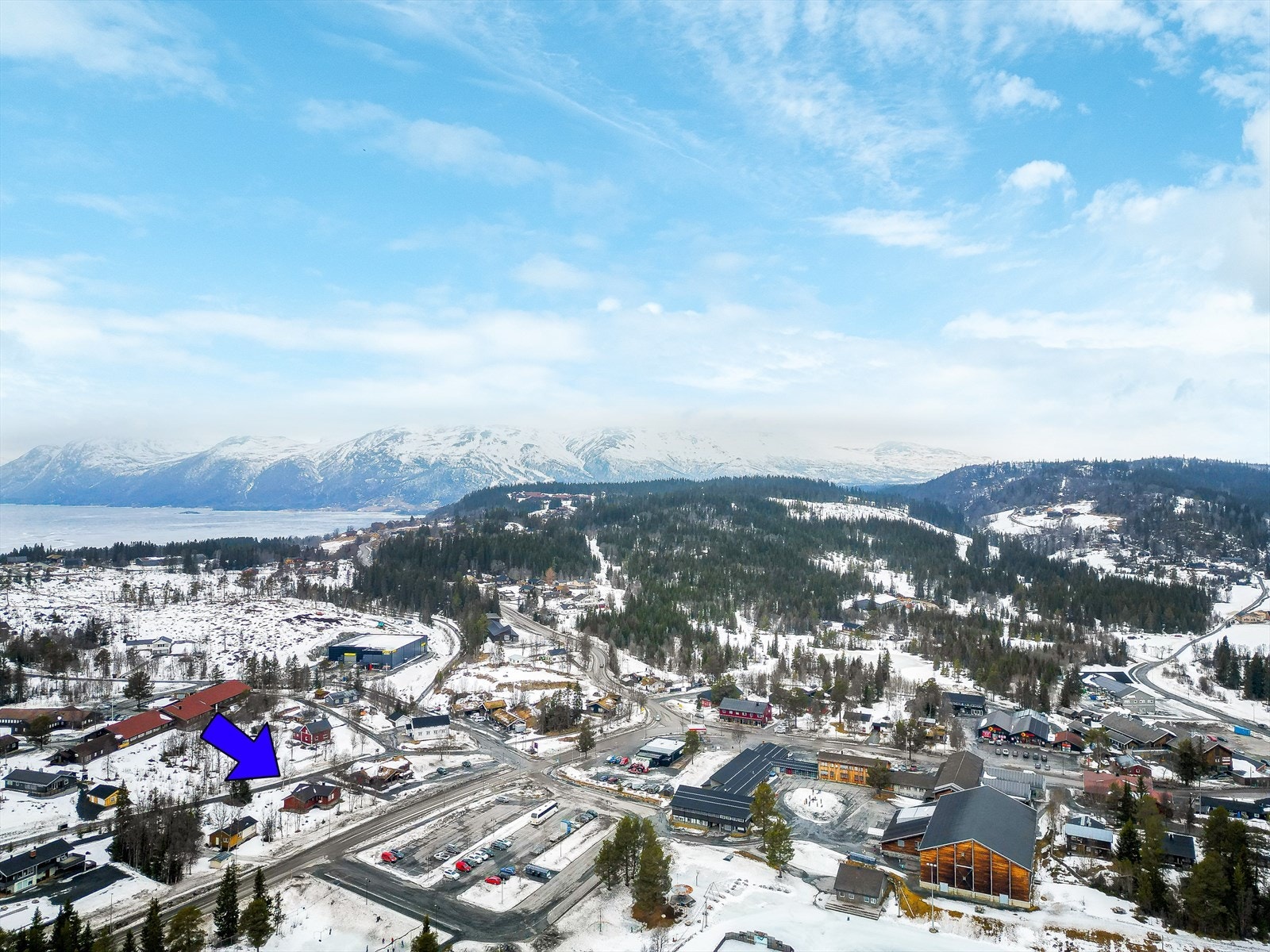 Boligen ligger fint til på Krossen, som er et lite tettsted i sentrum av Rauland i Vinje kommune. Galleribilde