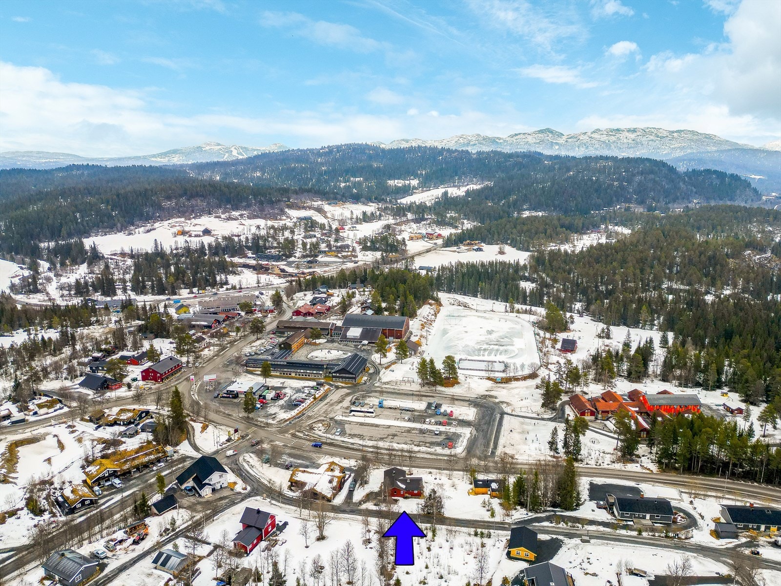 Kun en liten gåtur fra boligen finner du blant annet dagligvareforretninger, bensinstasjon, blomsterbutikk og restauranten Raulandstoga.
Ønsker du ytterligere servicetilbud er det ca. 15 minutter til Åmot med Fristadsenteret. Galleribilde