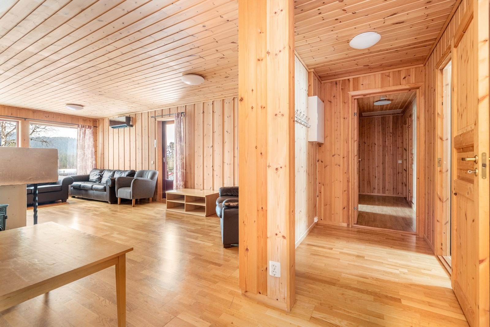 I boligen er det i dag fem rom som benyttes til soverom. To av soverommene er innredet og omgjort uten at dette er søkt om og uten at nødvendig godkjennelse er gitt av kommunen. Galleribilde