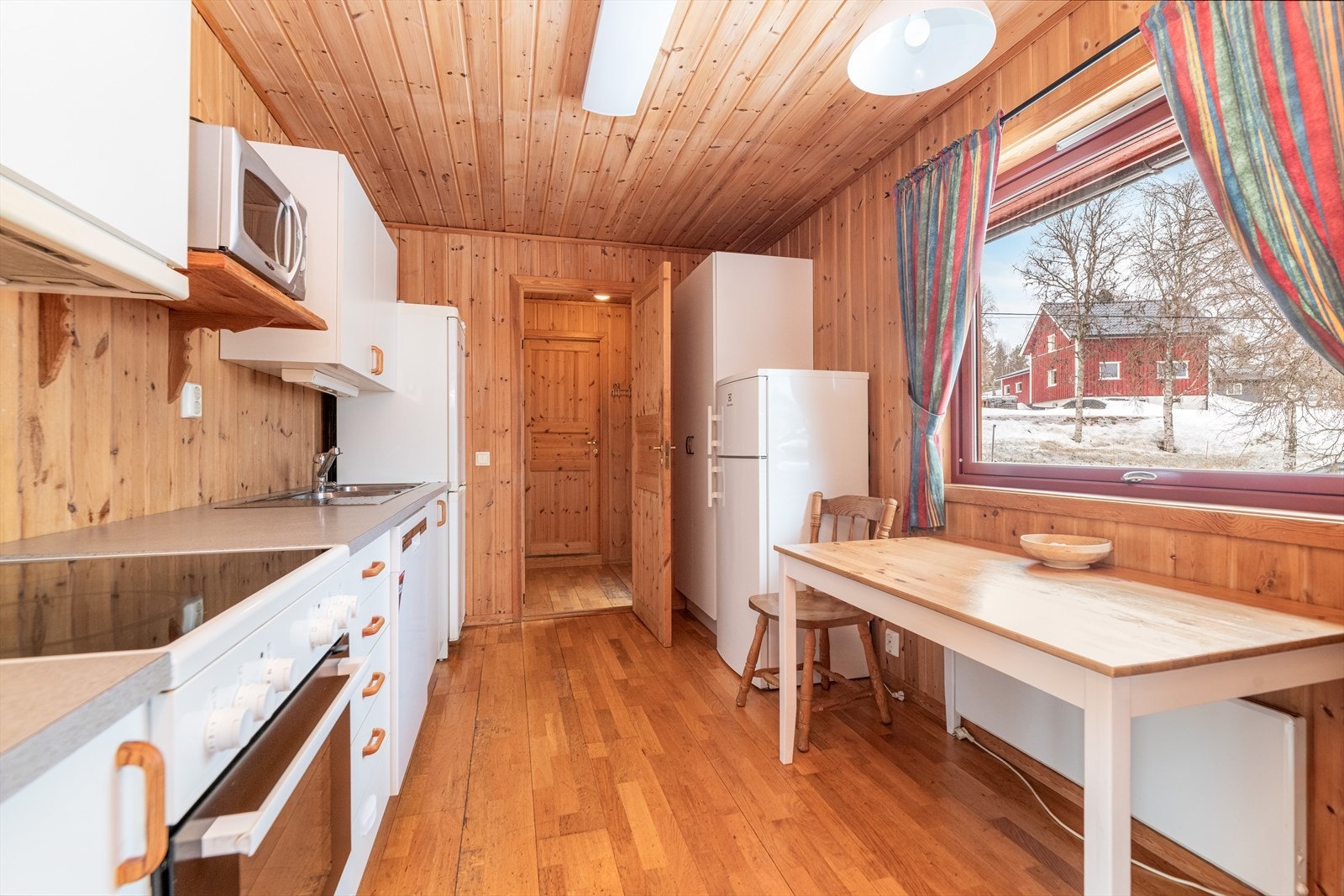 Ved vinduet er det plass til et spisebord. Galleribilde