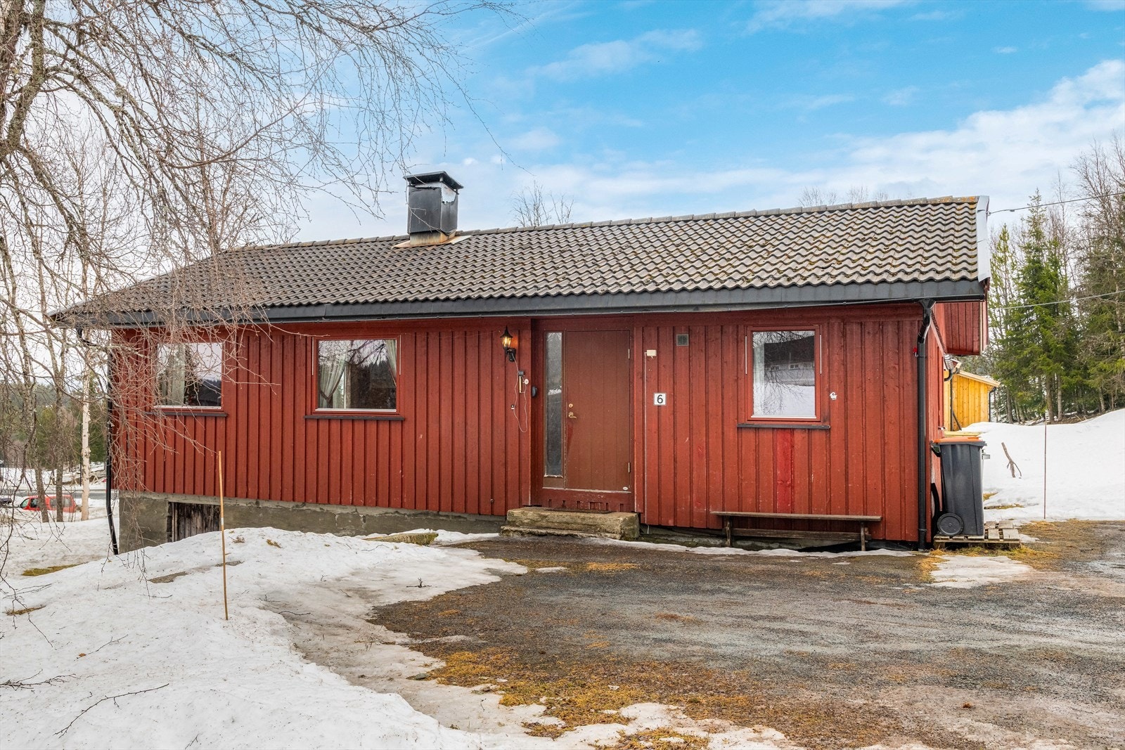 Eiendommen har en 1 217,6 kvm stor tomt opparbeidet med plen og parkeringsareal. Galleribilde