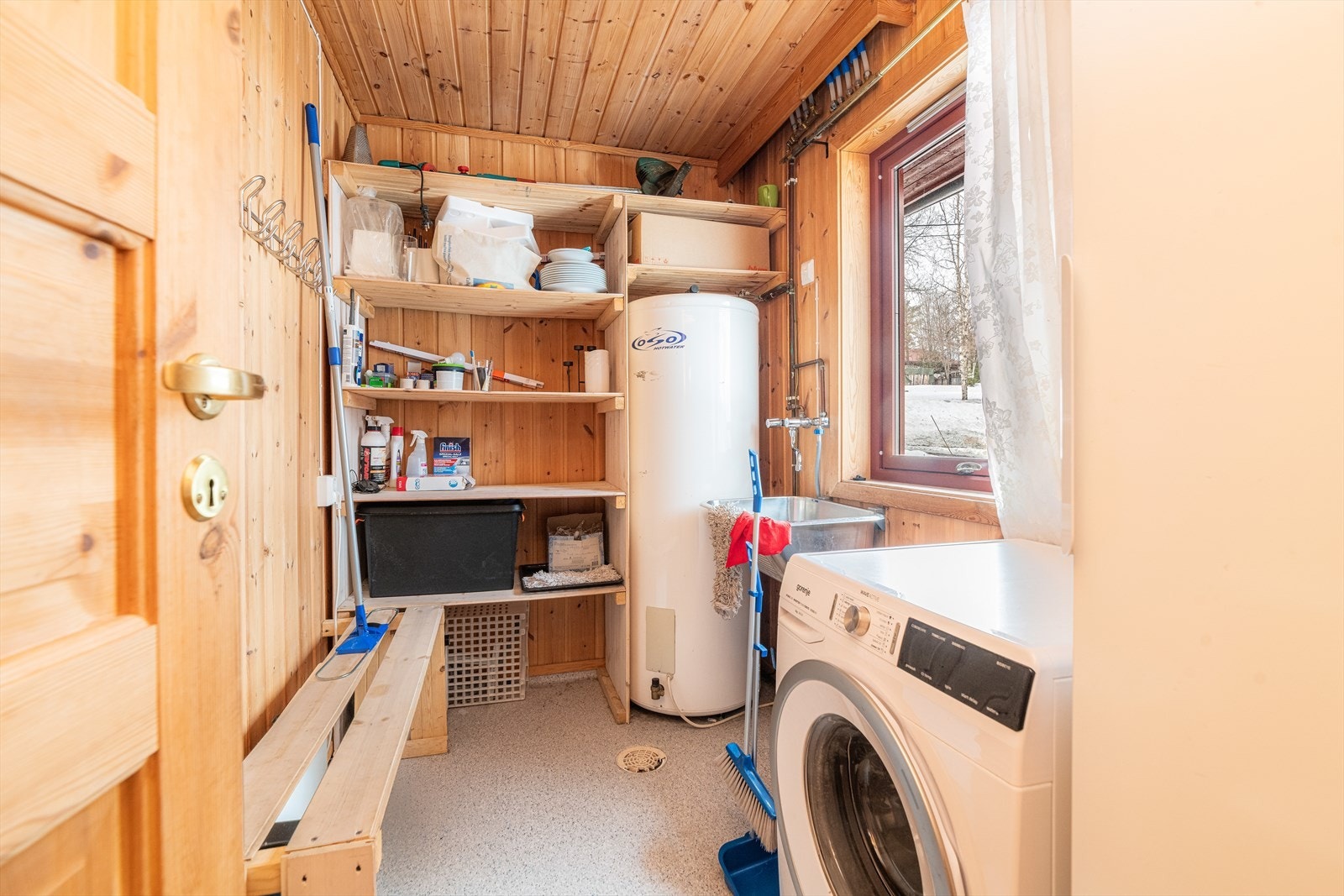 Boligen har i tillegg et vaskerom ved entreen. Rommet har vinylbelegg på gulv og inneholder vaskemaskin og utslagsvask. Oso varmtvannstank på ca. 200l er også plassert her. Det er mekanisk avtrekk i tak med luftspalte ved dørstokk. Galleribilde