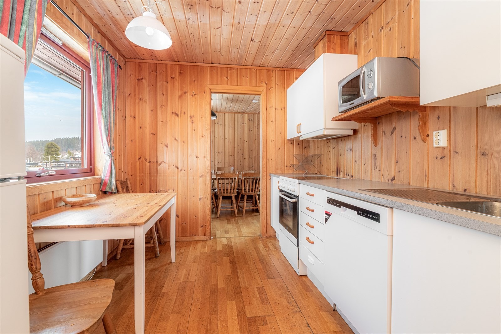 Spisestuedelen ligger fint til ved kjøkkenet. Galleribilde