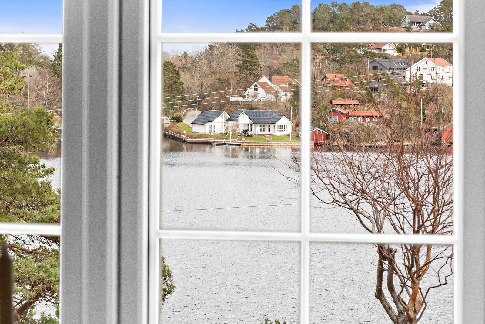 Munningen til Hesneskanalen, sett fra spiseplassen på kjøkkenet. Galleribilde