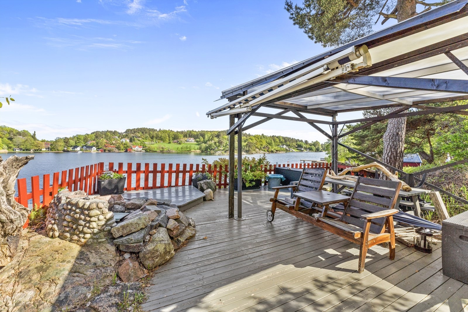 På Skuteberget, med utsikt over bryggeanlegget og Osterkilen, er det opparbeidet en terrengtilpasset platting, med støpt bålplass og pergola. Et fantastisk sted for lune sommerkvelder. Galleribilde