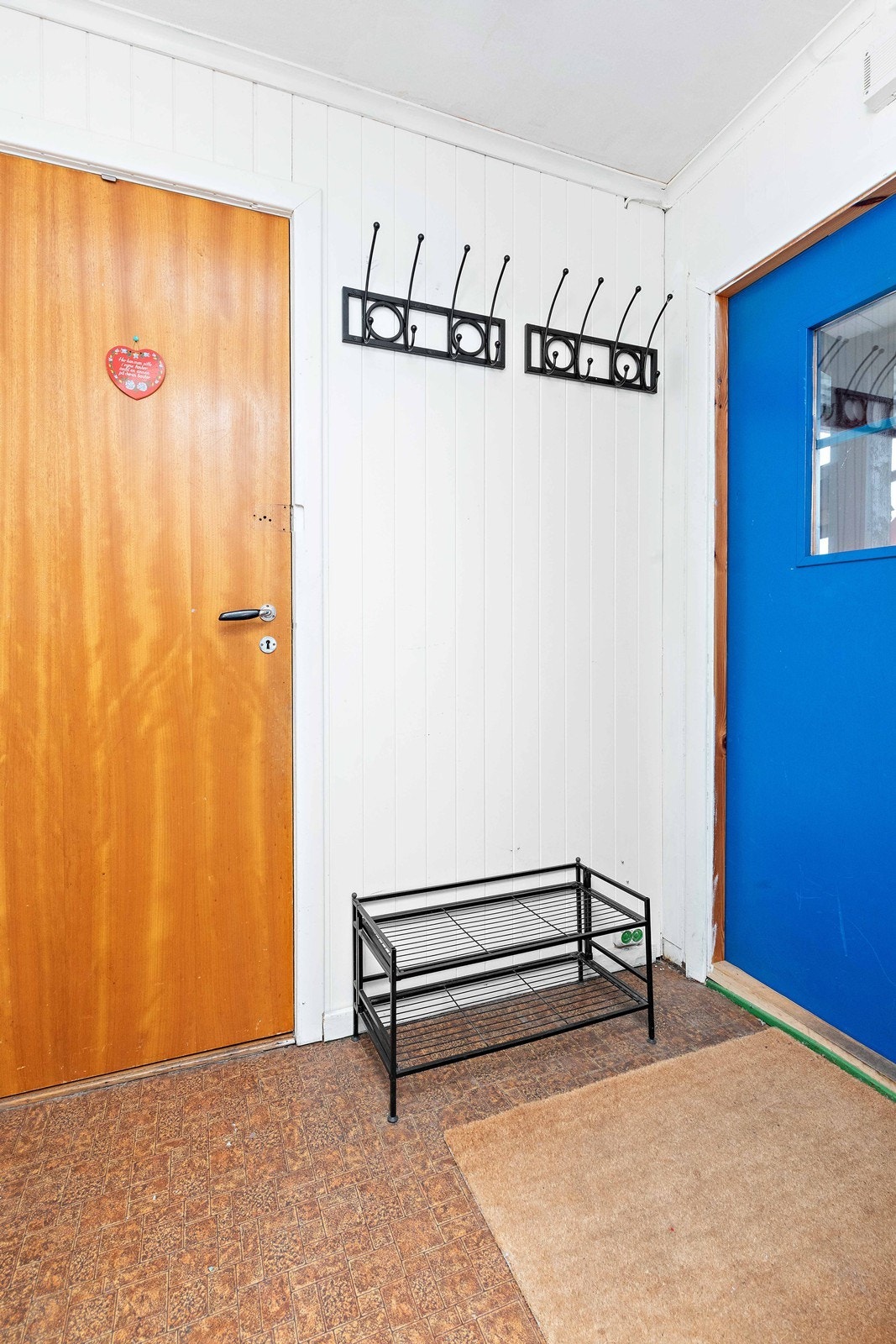 Yttergang med plass til ytterklær og sko. Adkomst til gjestetoalett/vaskerom. Galleribilde