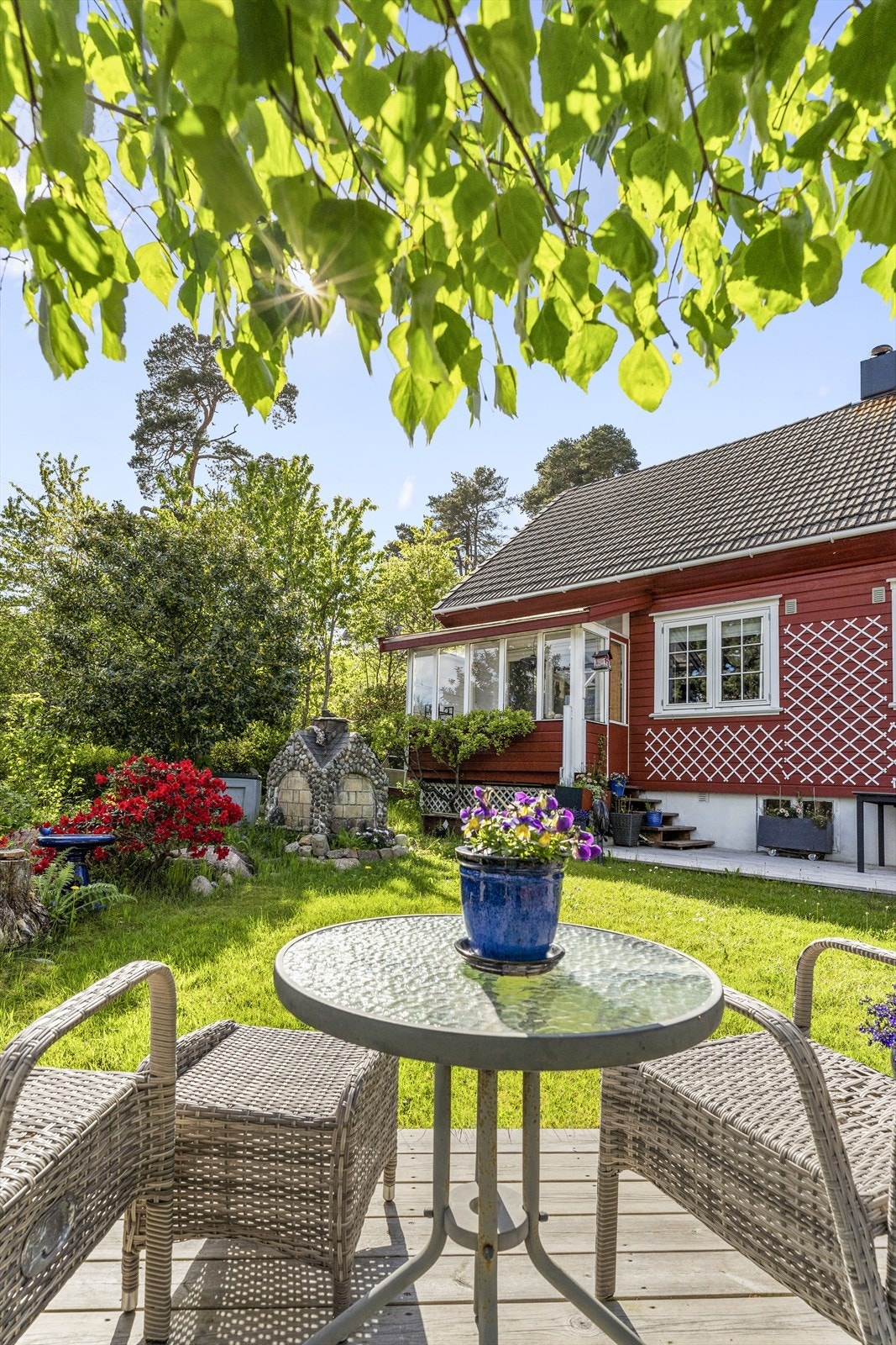 Meget usjenert beliggende hage, med murt utepeis og platting/sitteplasser for både utefrokosten i solveggen og kaffen i ettermiddagssolen. Galleribilde
