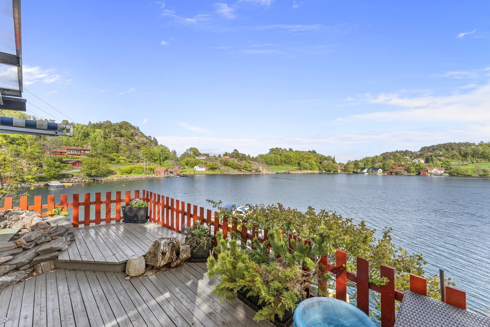Beliggende på Hesnes med fantastisk utsikt over Osterkilen og innseilingen til Hesneskanalen. Galleribilde