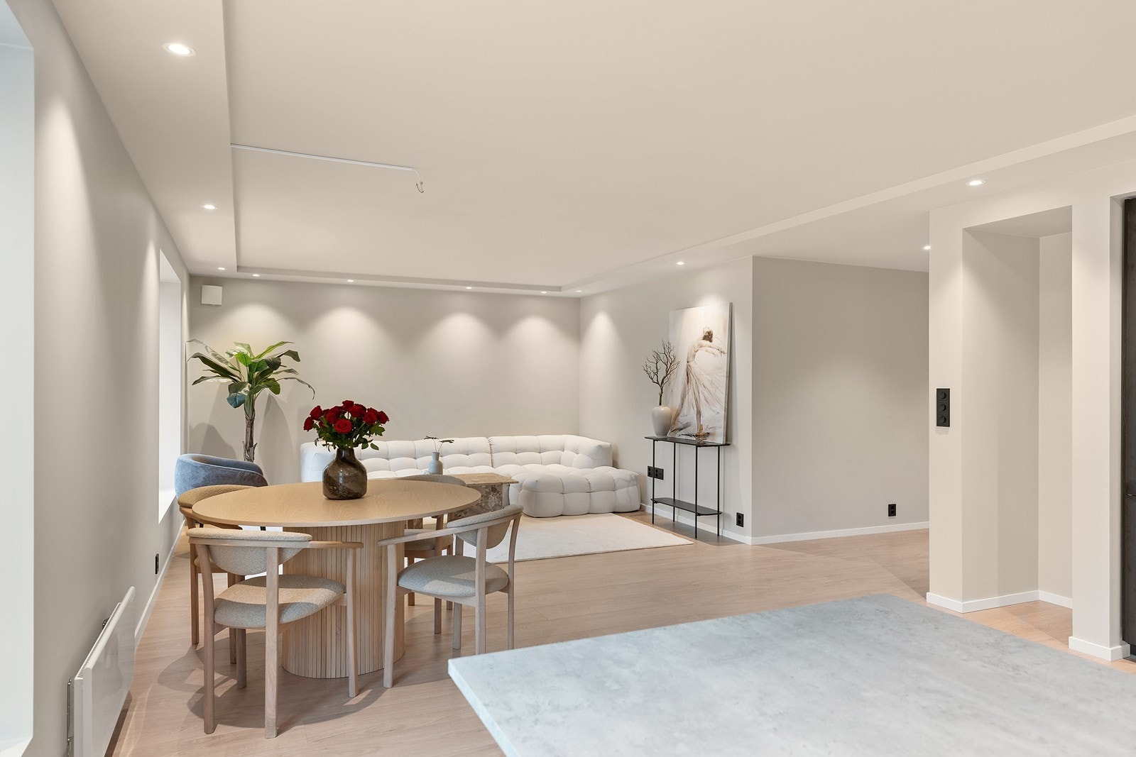 Innbydende og sentrumsnær halvpart av tomannsbolig som er renovert, det er utvendig pipe med mulighet for tilkobling av vedovn Galleribilde