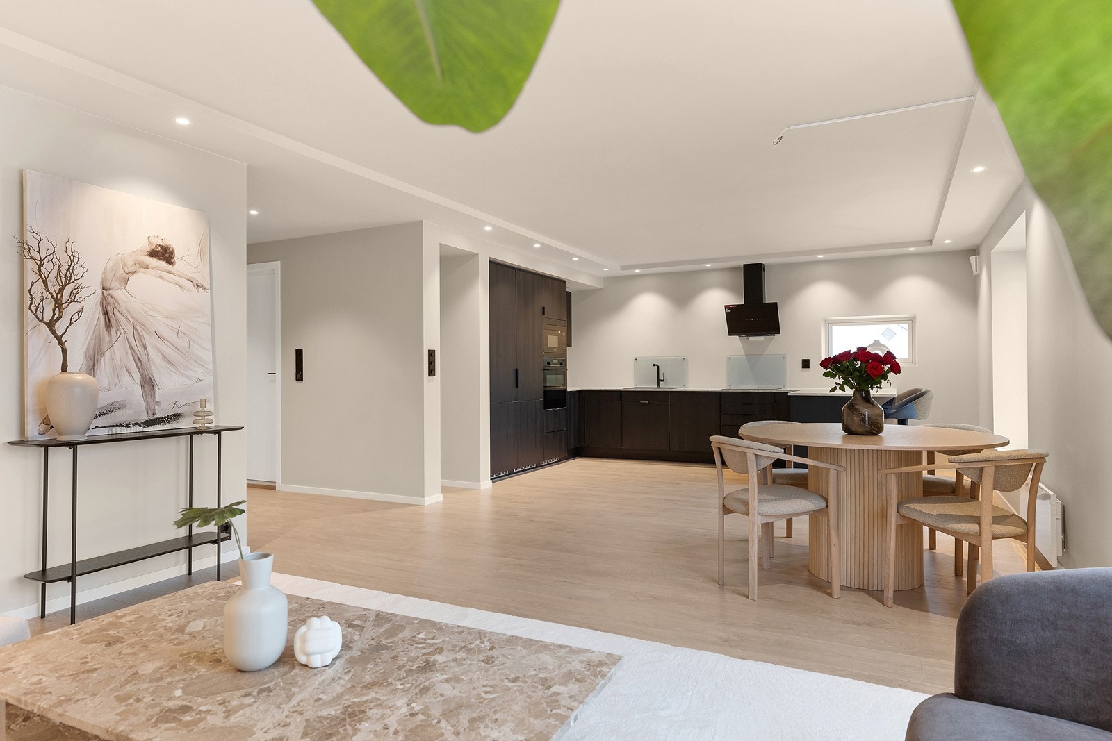 Lekkert kjøkken med integrerte hvitevarer som stekeovn, mikroovn, koketopp og kjøl-/fryseskap. Galleribilde