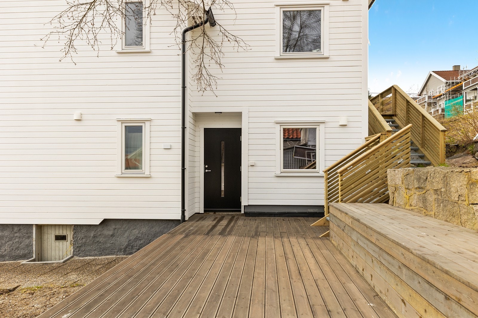 Inngangsparti med uteplass Galleribilde