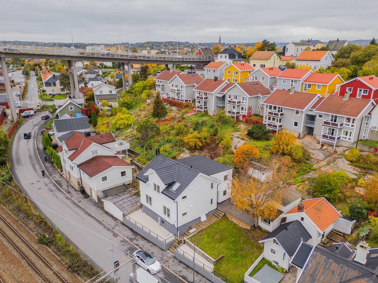 Boligen ligger med kort vei til ferge over til Gamlebyen, jernbanestasjon og sentrum. Galleribilde