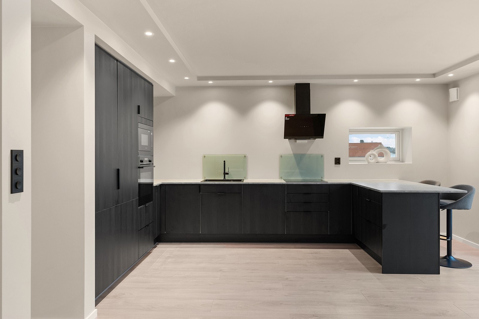 Benkeplate i laminat og fin barløsning Galleribilde