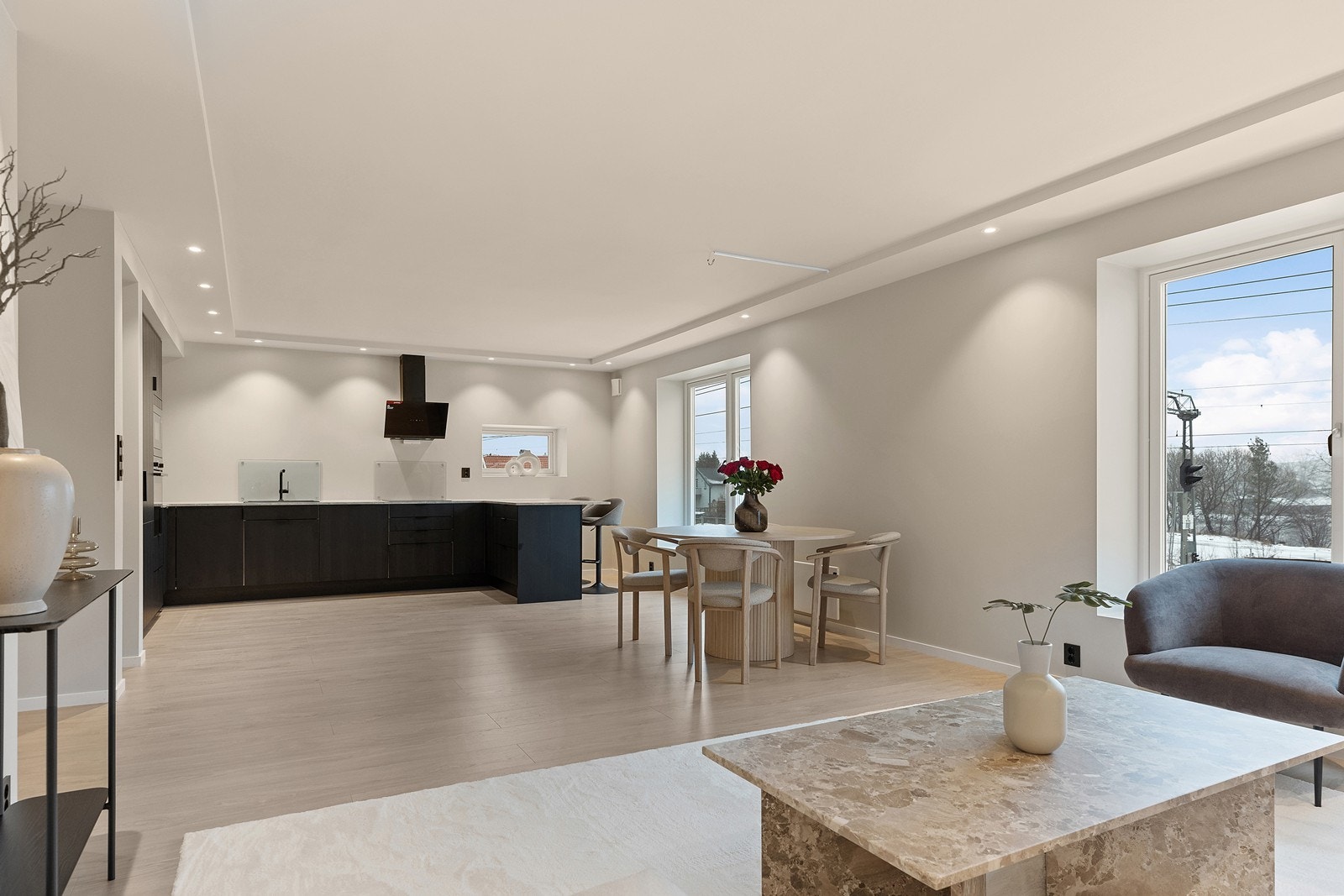 Leiligheten ligger i 1. etasje er helt strøken og fremstår som "ny" den er på 95 kvm og har 3 soverom. Galleribilde