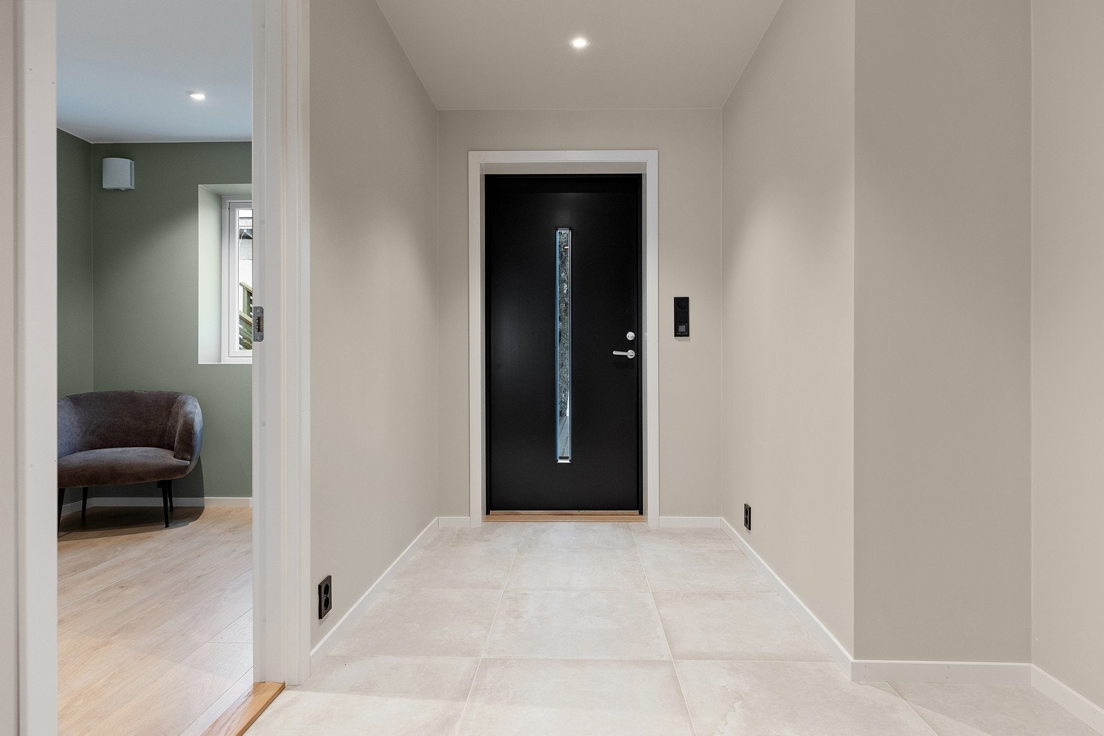 Store fliser i inngangen og også her er det romslig, lyst og pent Galleribilde