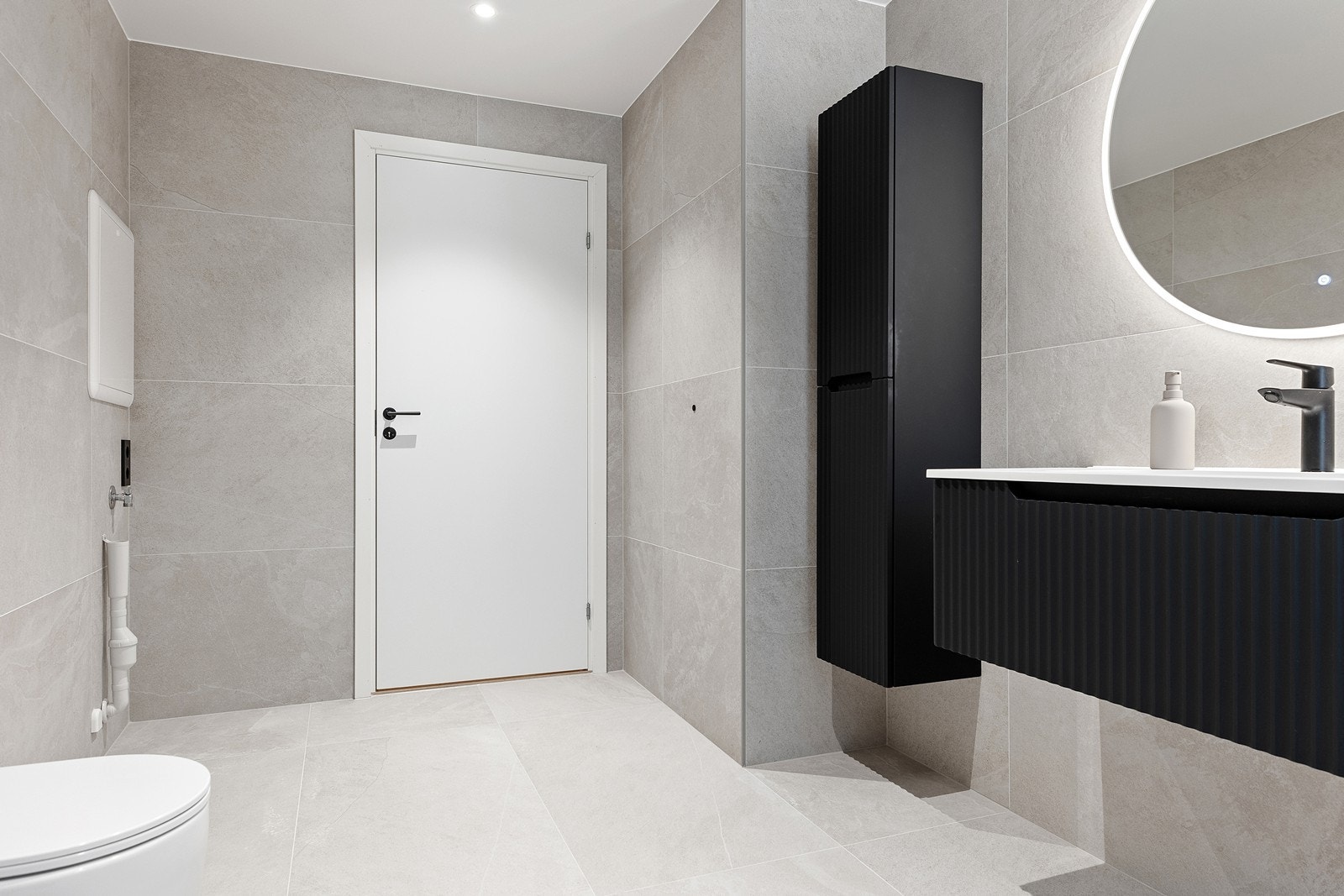 Opplegg for vaskemaskin og godt med oppbevaringsplass Galleribilde