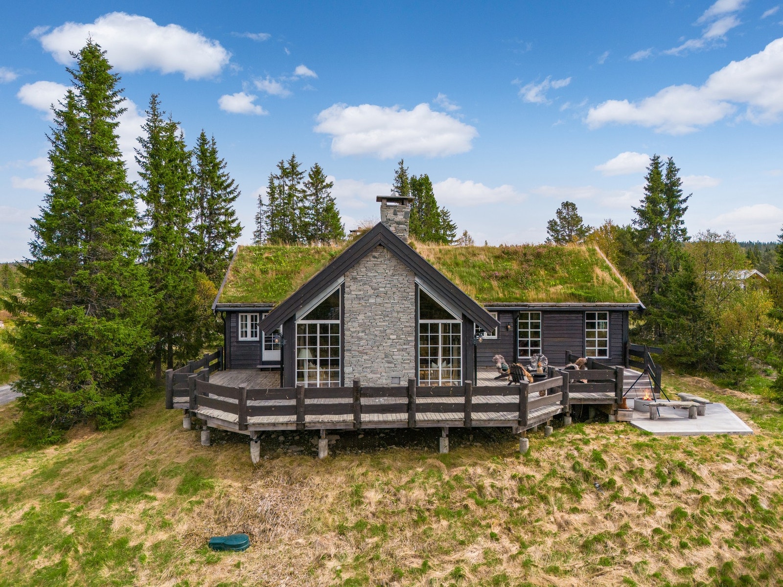 Nå som våren er her og fjelluften er frisk, er det lett å forestille seg roen i solveggen her. En stille morgenkaffe, ettermiddagssol og utsikt som følger deg gjennom årstidene. Galleribilde