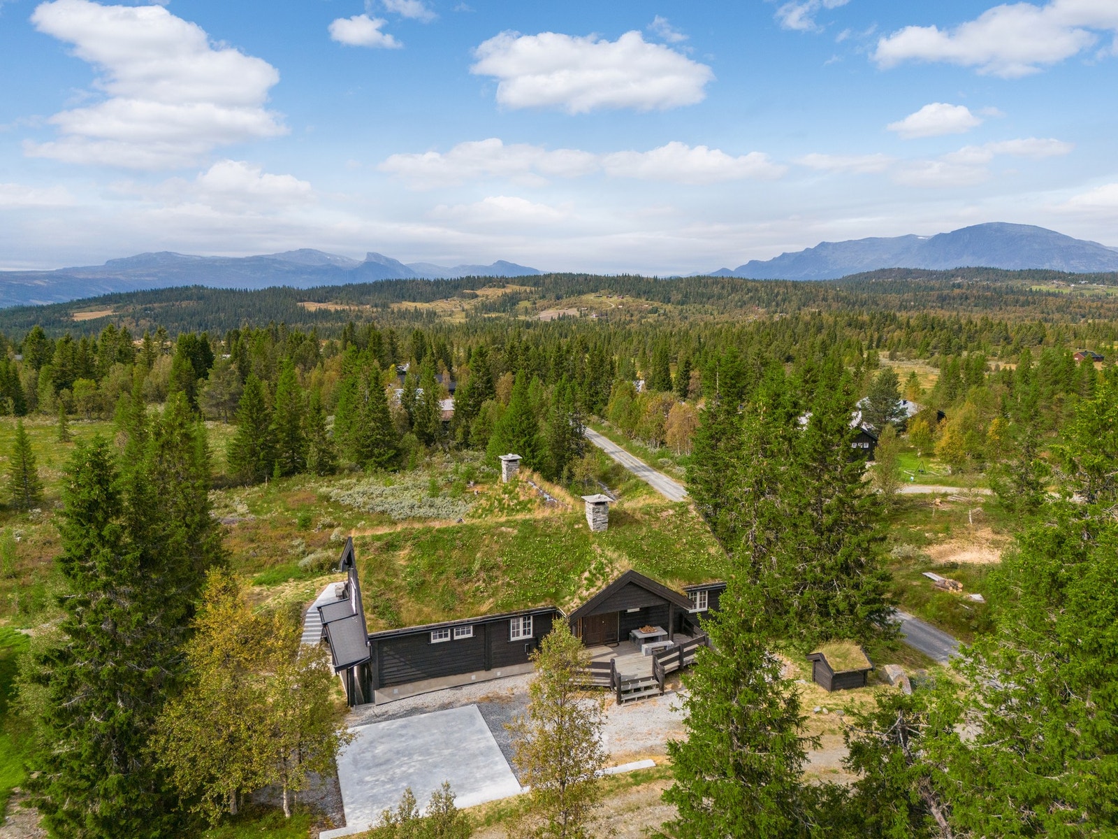 Med beliggenhet ca. 943 moh. og utsyn mot majestetiske Hemsedalsfjella, er naturen en del av opplevelsen. Galleribilde