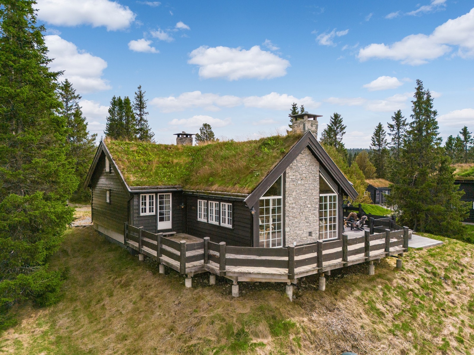 Innvendig møter du en gjennomtenkt planløsning med god takhøyde og naturlig flyt. Perfekt for storfamilien, flere generasjoner, firmabruk eller som delt hytte - her er det rom for alle. Galleribilde