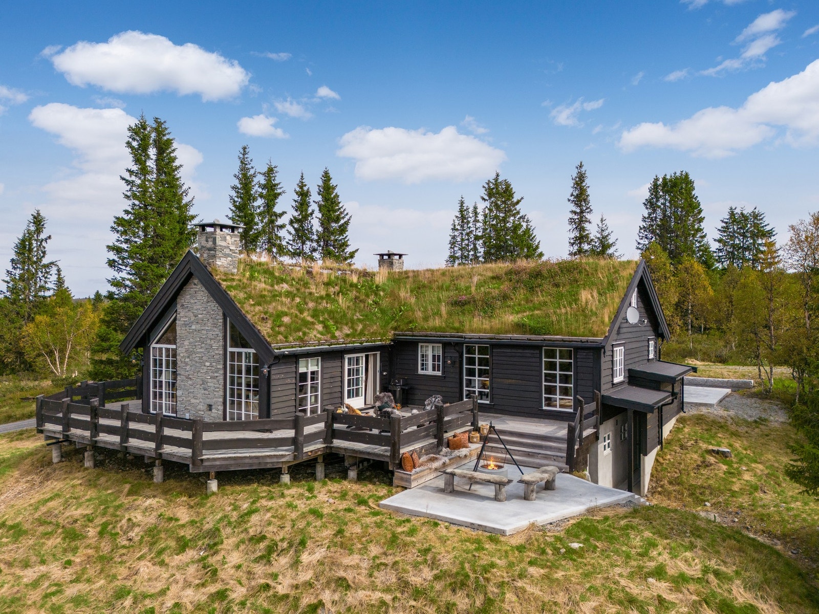 Velkommen til Gamle Heimstølvegen 71 - en arkitekttegnet helårshytte som kombinerer komfort, rom og kvalitet i spektakulære omgivelser. Dette er fjellro med høy standard. Galleribilde