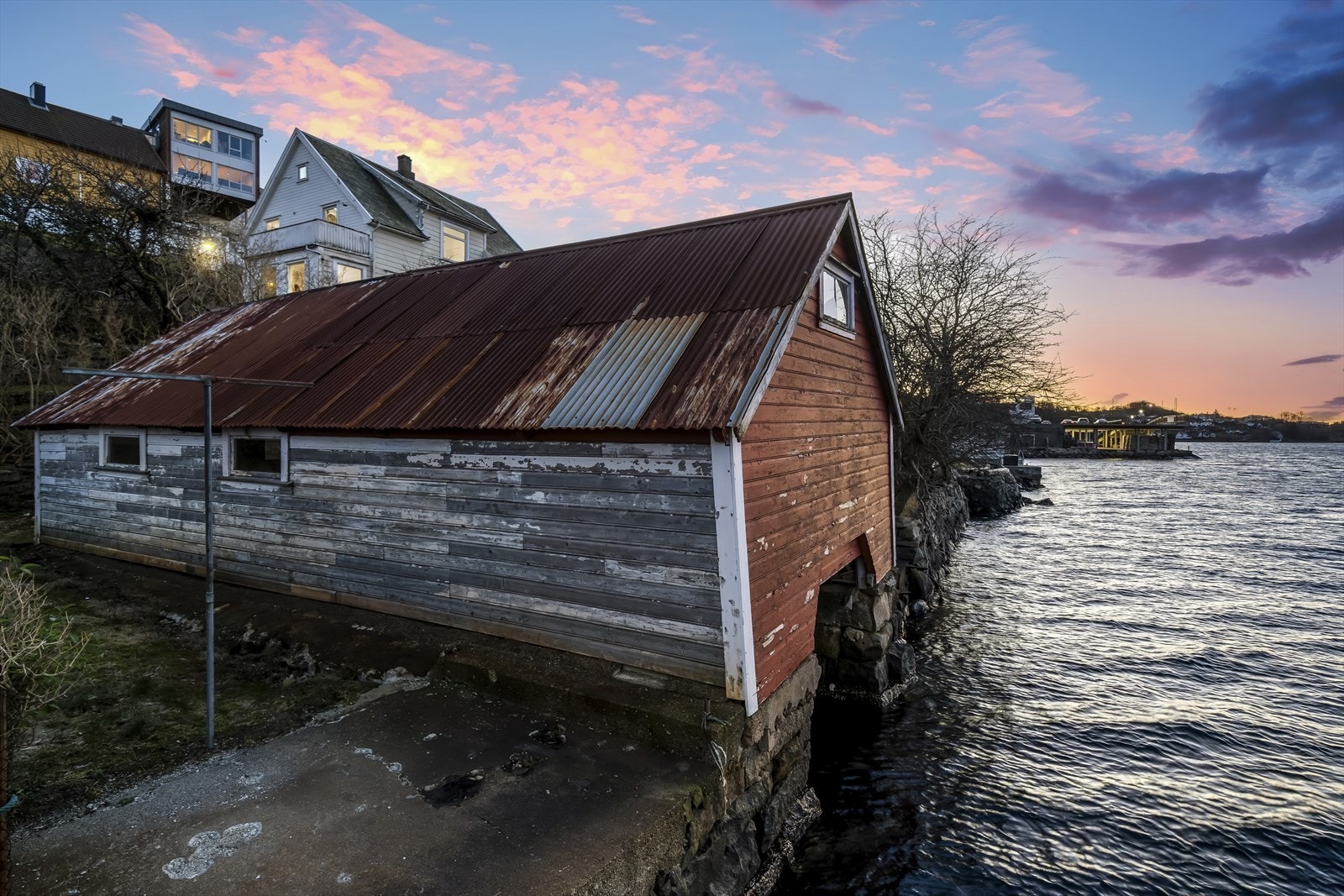Eldre rustikt båthus ved vannkanten. Nydelig solnedgang fra eiendommen. Galleribilde