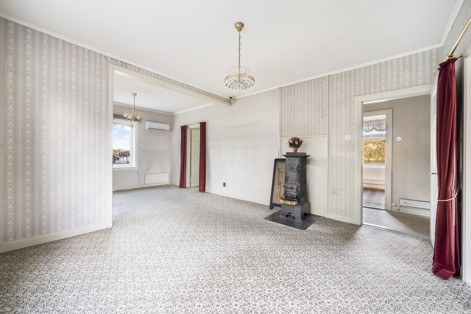 Stue i 2. etasje med varmepumpe og vedovn (fyringsforbud). Galleribilde