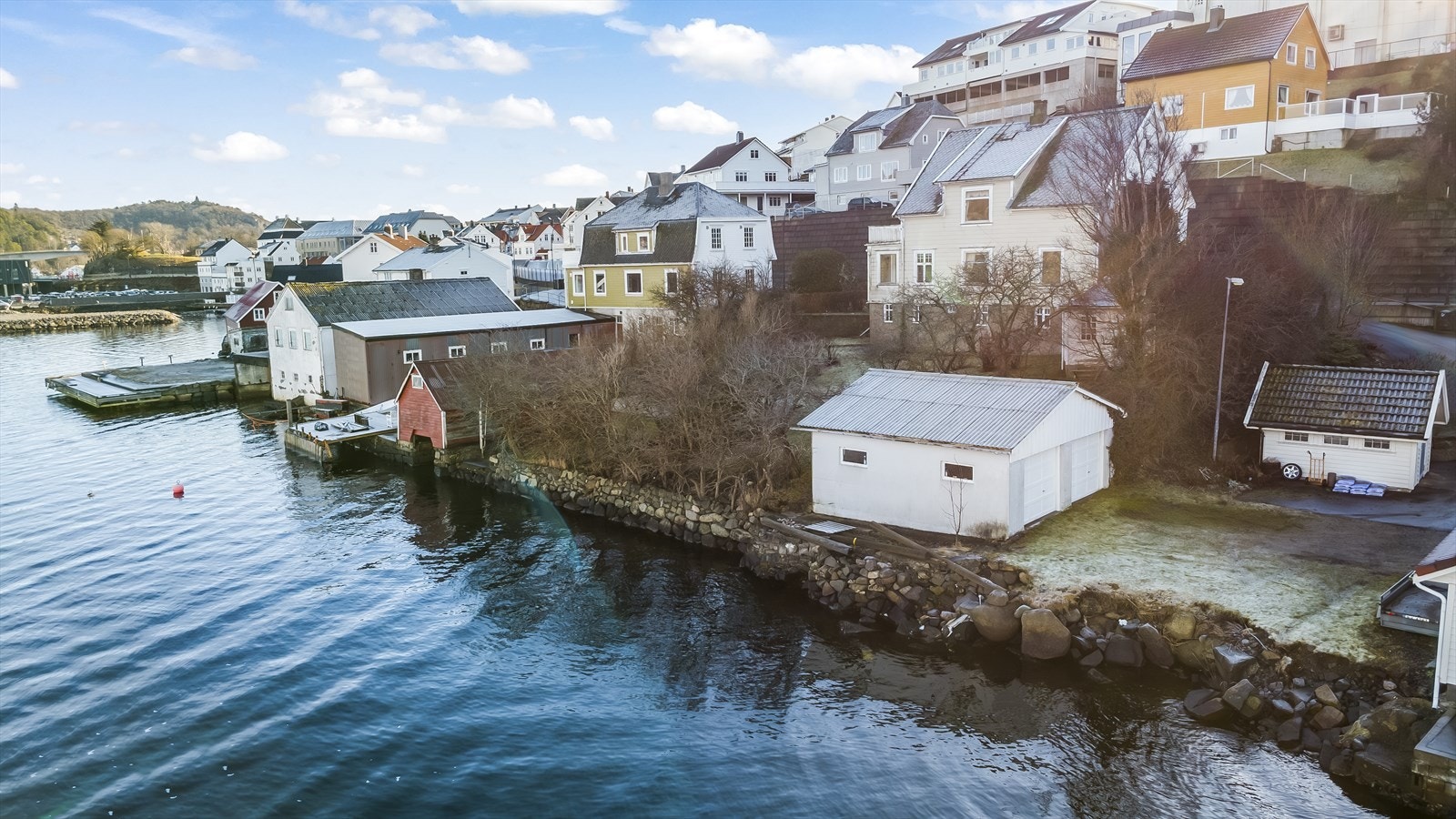 Eiendommen har ca. 35 meter strandlinje som er steinsatt. Galleribilde