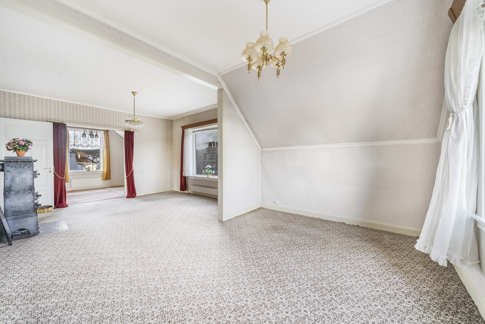 Stuen i 2. etasje er delt inn i 3 deler. Galleribilde