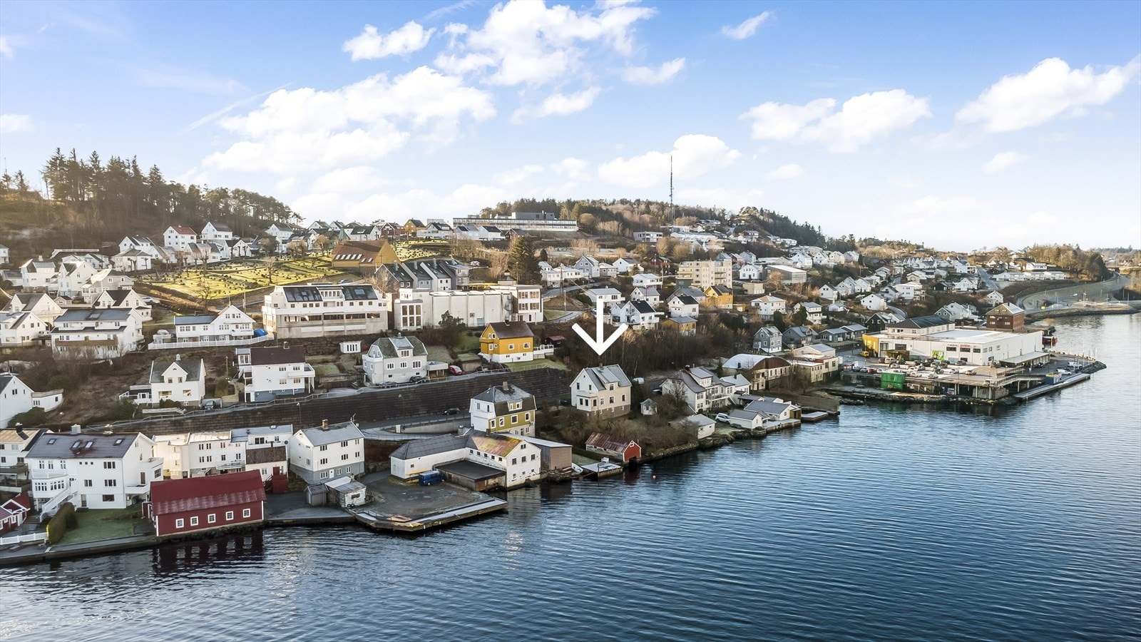 Eiendommen har sentral beliggenhet med kort vei til sentrum. Galleribilde