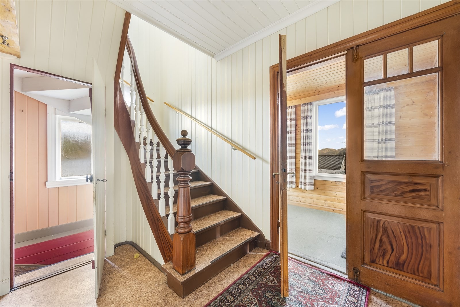 Original trapp i boligen og flere originale dører. Galleribilde