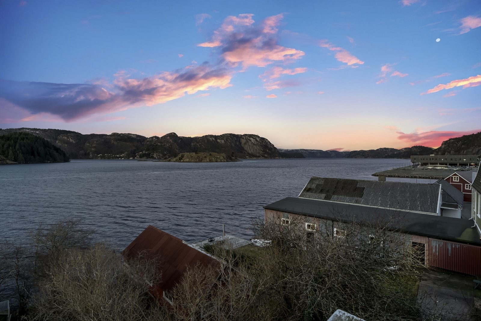 På sommeren kan de mange flotte soloppgangene nytes fra eiendommen. Galleribilde