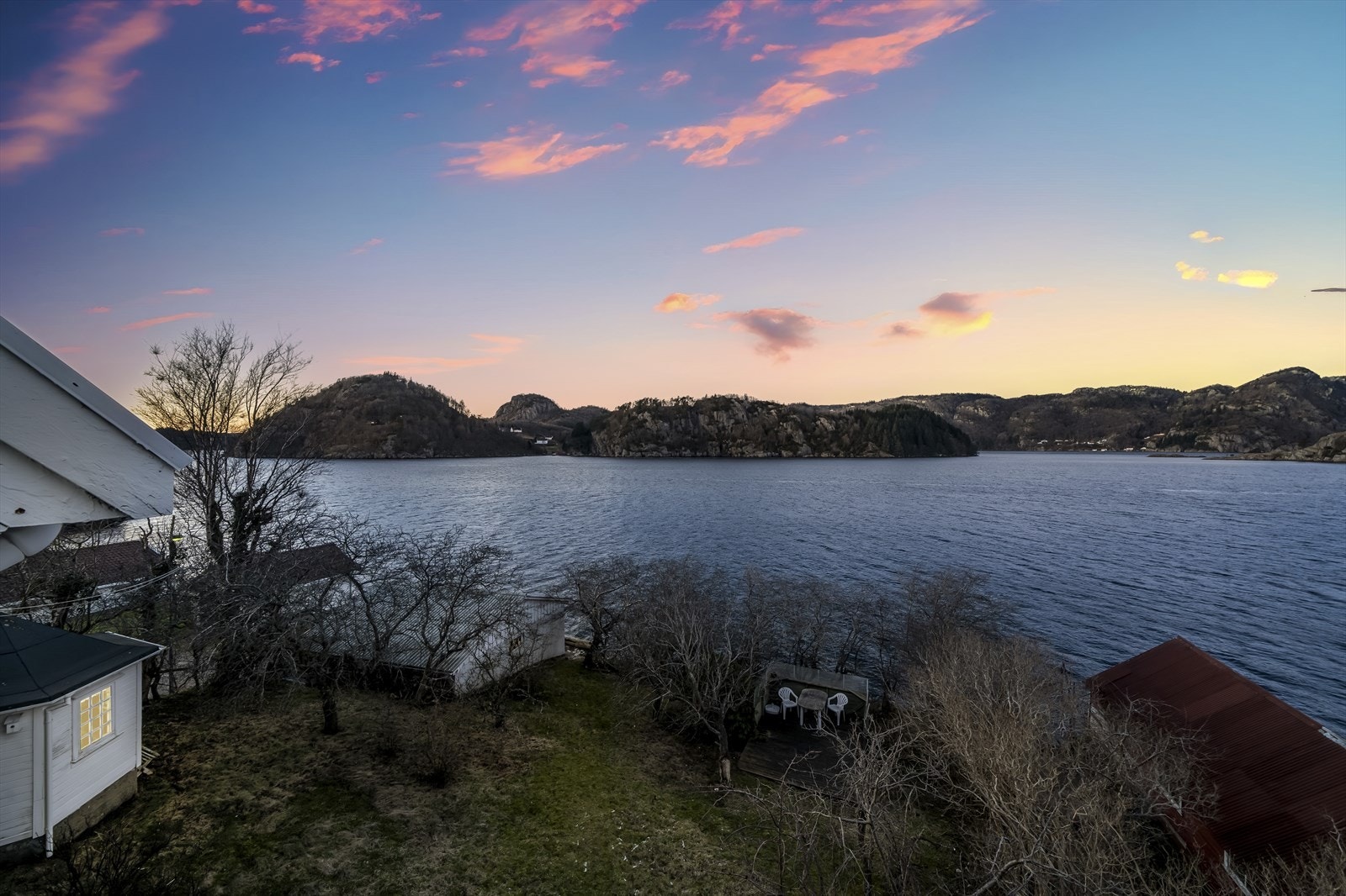 Eiendommen har en nydelig utsikt mot fjorden og fjellene på andre siden. Galleribilde